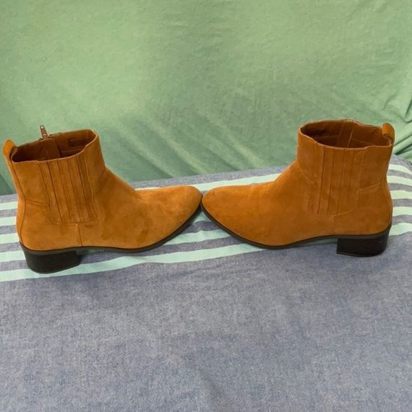 Womans Suede side zip booties EUC - Picture 4 of 5